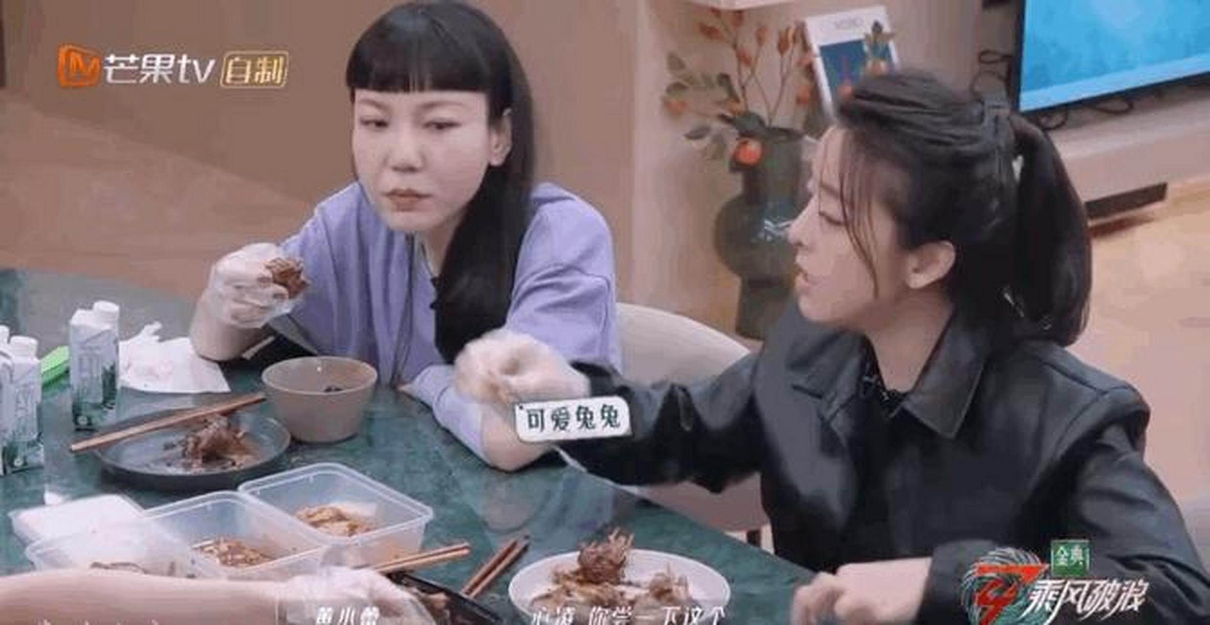 王心凌被黄小蕾喂兔头的复杂引见 王心凌被黄小蕾喂兔头的复杂引见