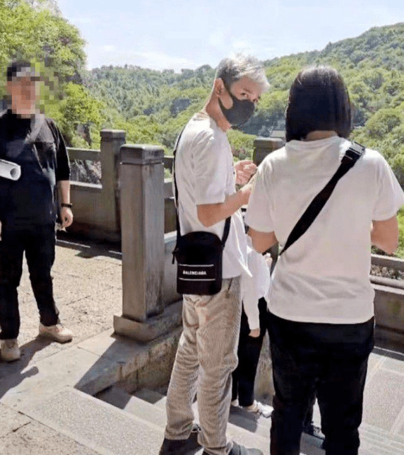 文章被曝开酒吧维持生计 文章被曝开酒吧维持生计
