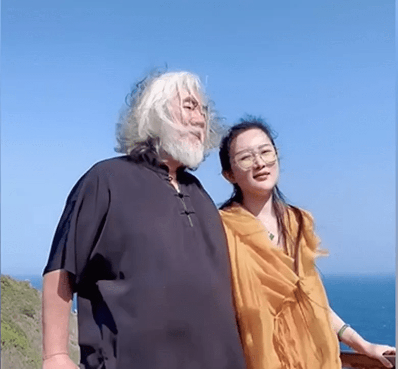 张纪中三任妻子简历