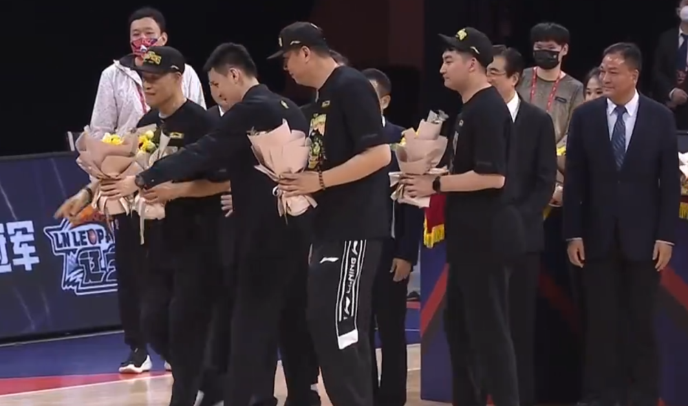 杨鸣把金牌让给蒋兴权指导 杨鸣把金牌让给蒋兴权指导