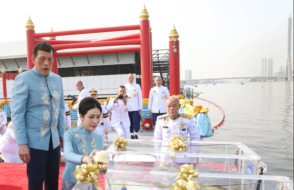 诗妮娜被封皇后