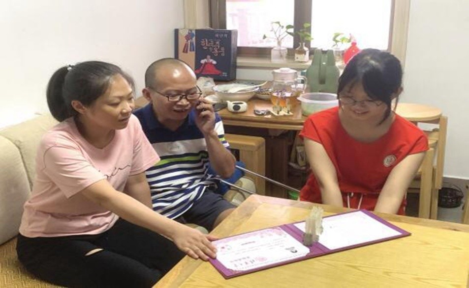 残奥冠军给考上清华女儿送丑小鸭的简单介绍