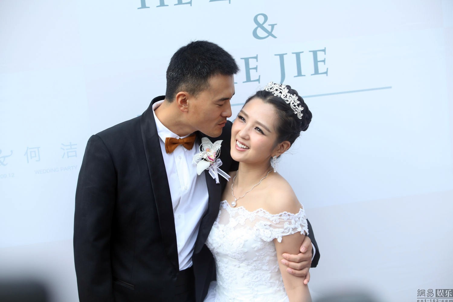 关于何洁走光的信息