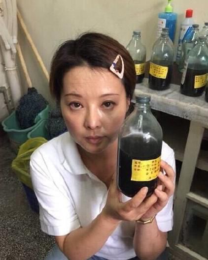 袁立素颜现身医院