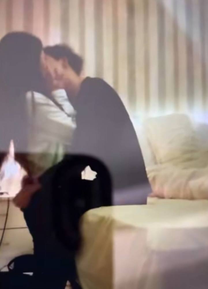 姚明显与女生亲吻 姚明显与女生亲吻