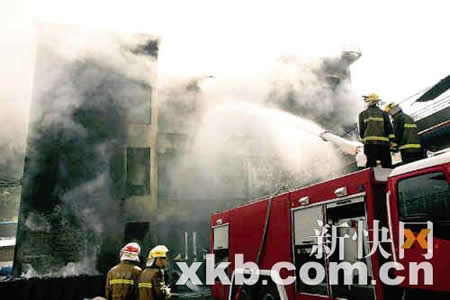 沈阳一门市发生爆炸有消防员受伤