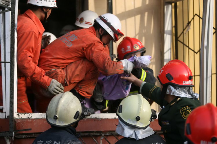 沈阳一门市产生爆炸有救火员受伤 沈阳一门市产生爆炸有救火员受伤