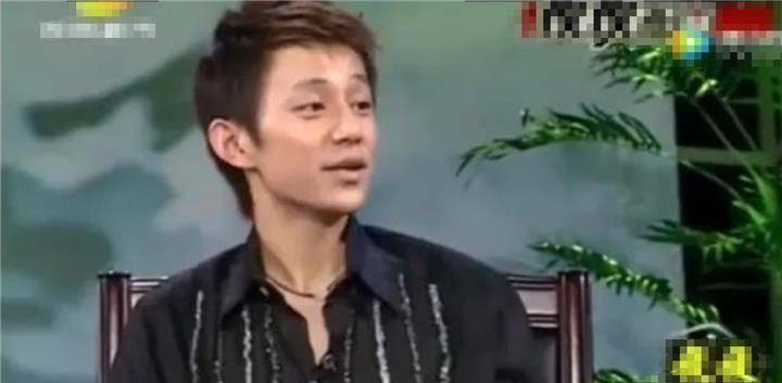 何炅和神秘男摸脸杀