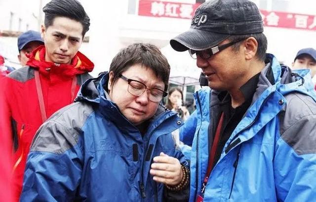 韩红暴瘦后罕现身 韩红暴瘦后罕现身
