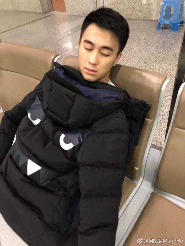 何猷君回应与qg任务人员抵触的复杂引见