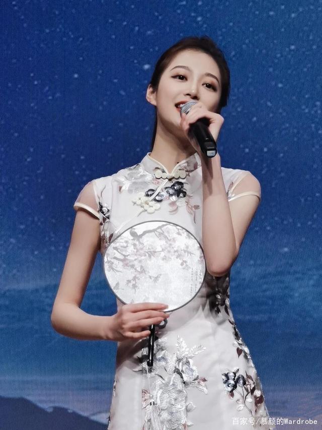 领诵员冯琳为酝酿情感曾去参观红船的简单介绍