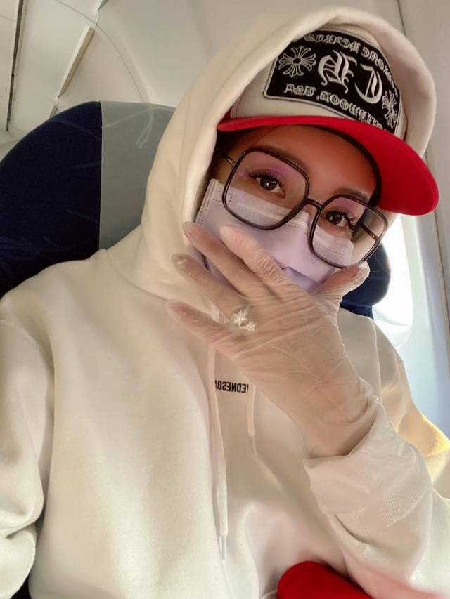 宋妍霏我妈一团体坐飞机走了 宋妍霏我妈一团体坐飞机走了