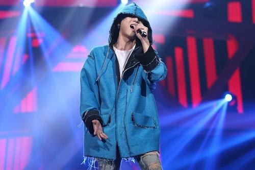 华晨宇和左立轧马路喝啤酒 华晨宇和左立轧马路喝啤酒