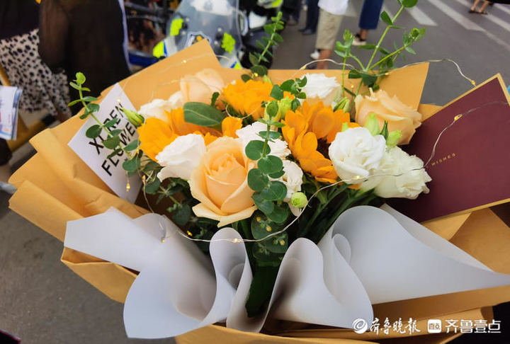 包含男子痔疮手术后损友拉横幅送花庆祝的词条