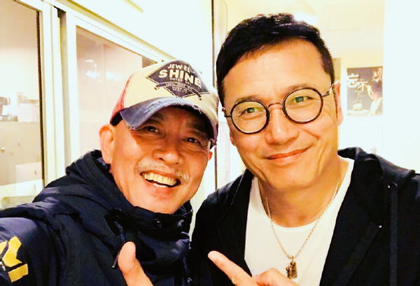 苗侨伟晒全家福