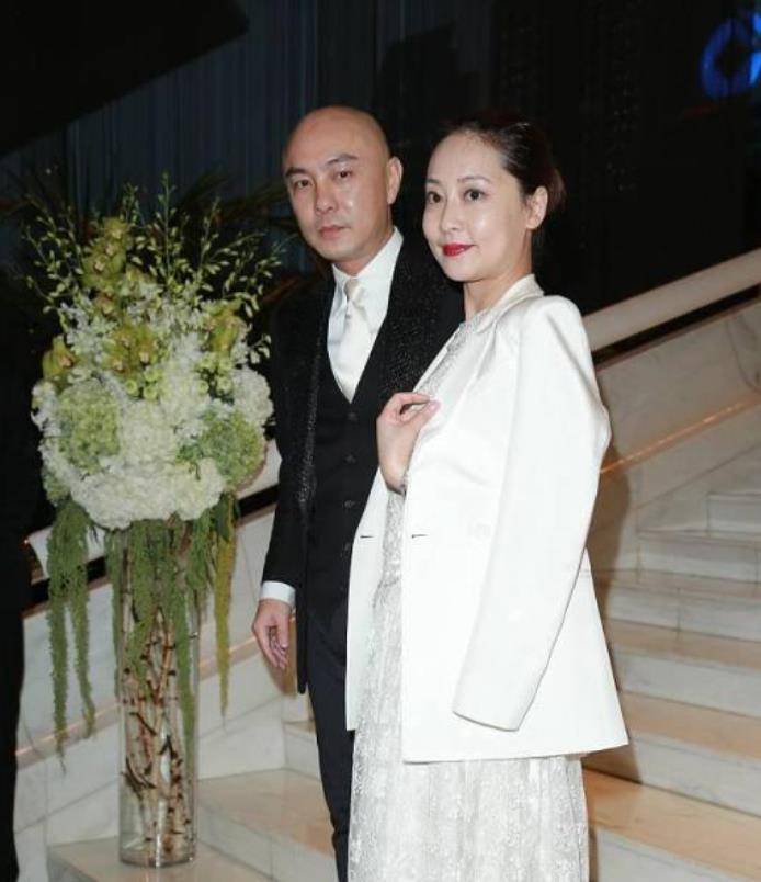 张卫健时隔531天见到妻子 张卫健时隔531天见到妻子