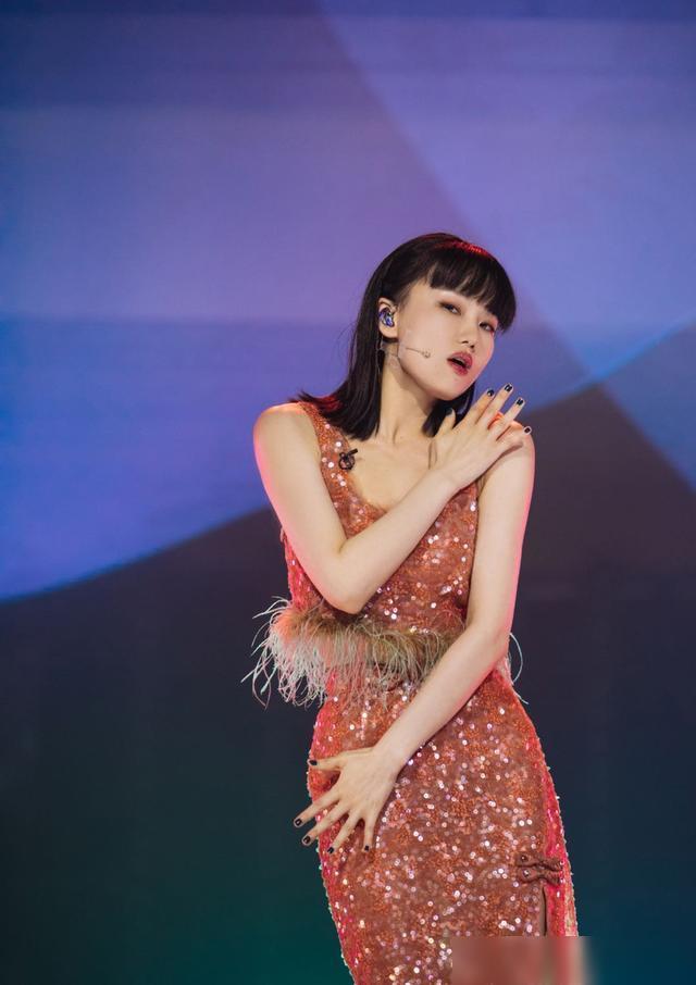 黄龄摔下舞台哭腔唱完