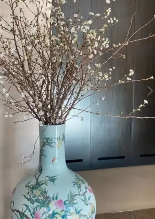 刘嘉玲拿古董插花