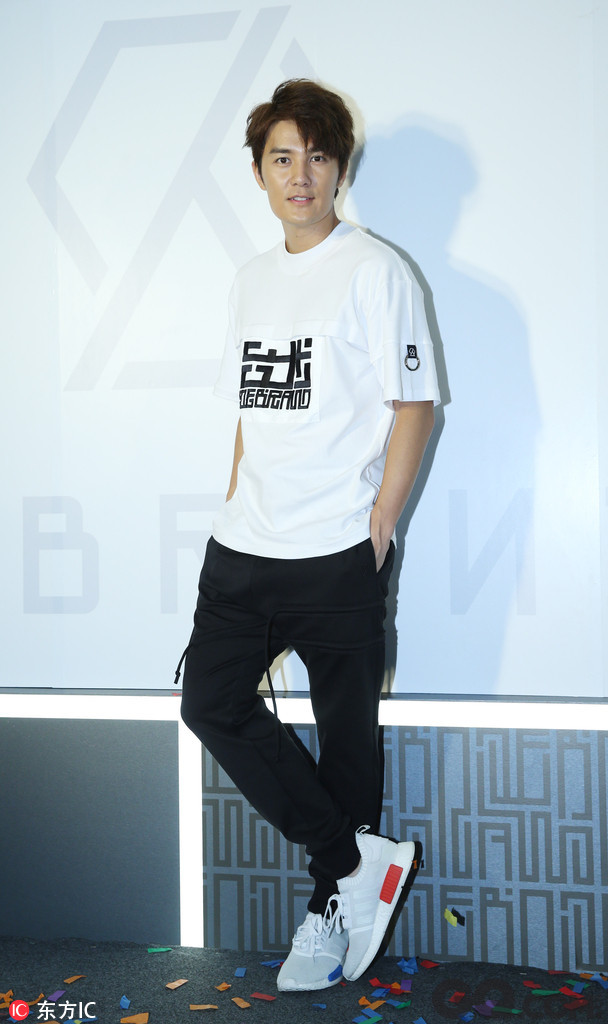 厮闹吴克群