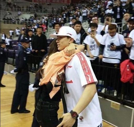 赵继伟妻子晒婚纱照