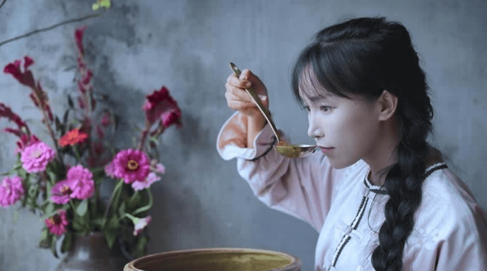李子柒团体简历和丈夫