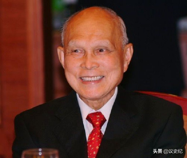 享受国葬的三个香港人 享受国葬的三个香港人