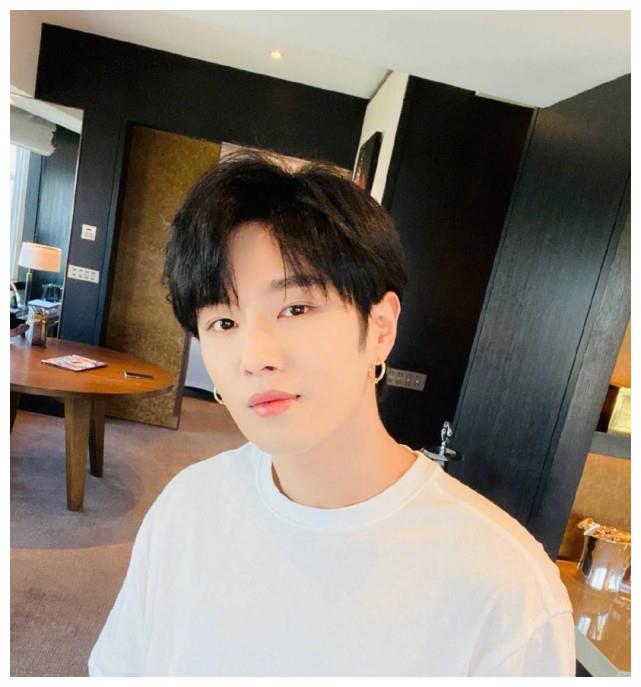 李汶翰回应与易易紫恋情 李汶翰回应与易易紫恋情