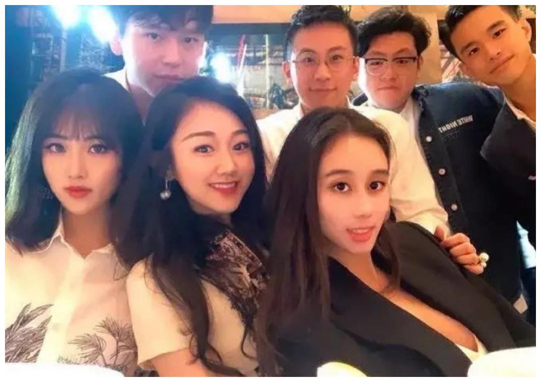 包含赌王四太回应何超欣组女团的词条