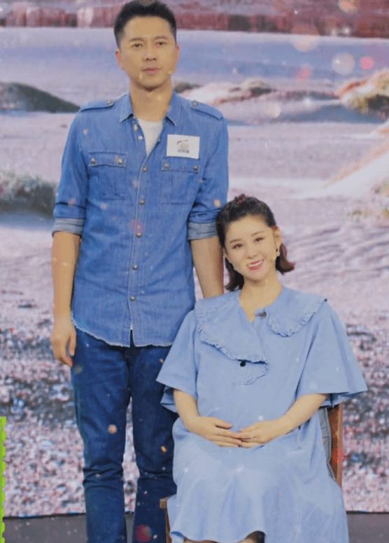 李小萌晒二胎满月照
