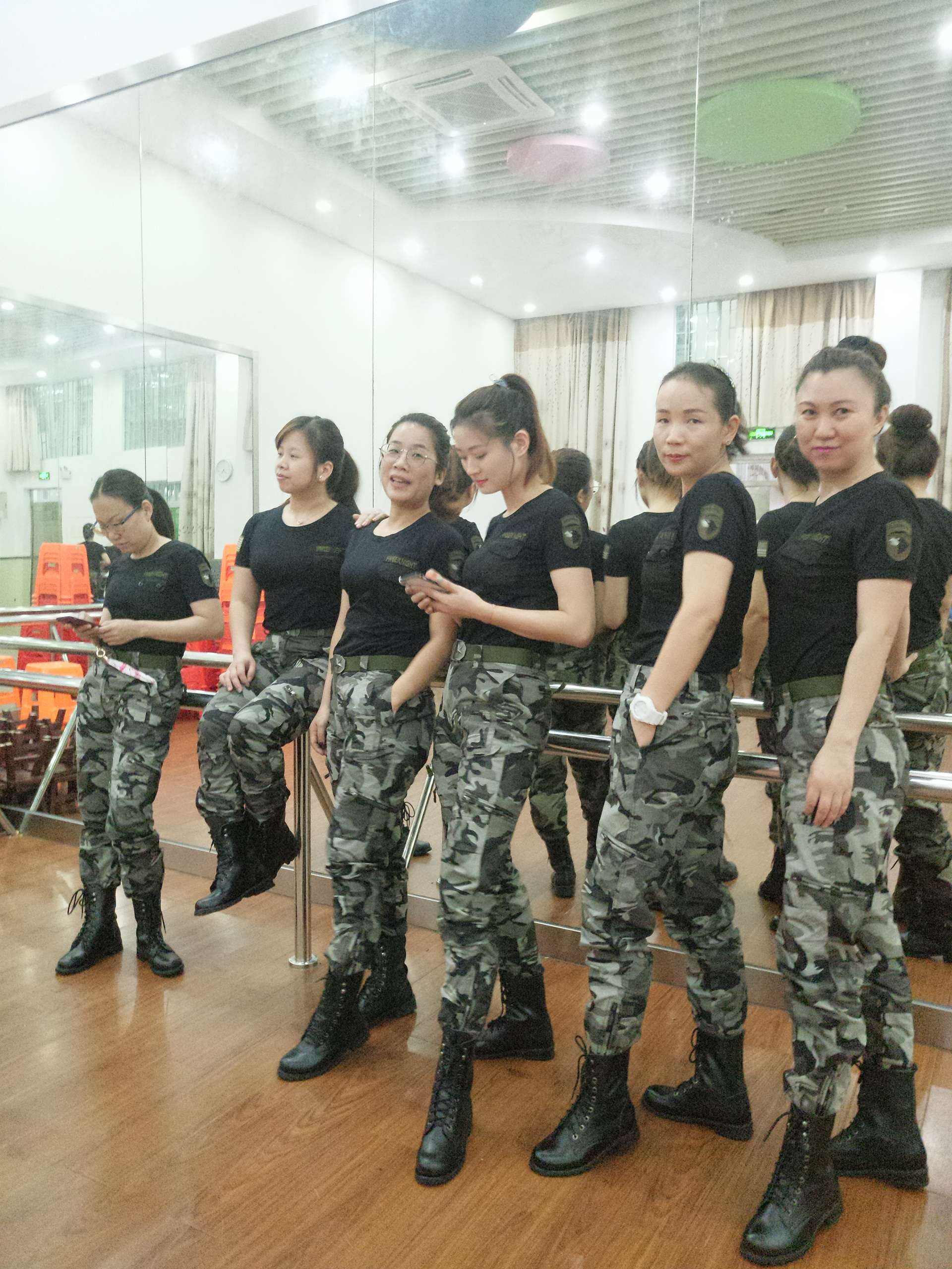 潇洒女兵歌词