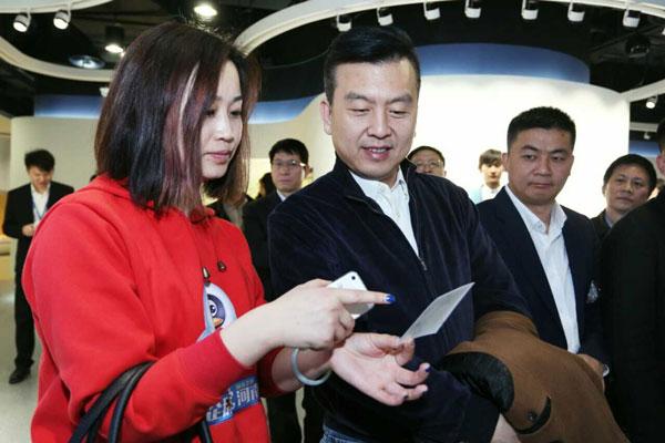央视主持人张泽群怒批河南卫视