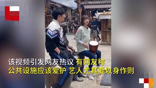 郭京飞王珞丹坐雕塑
