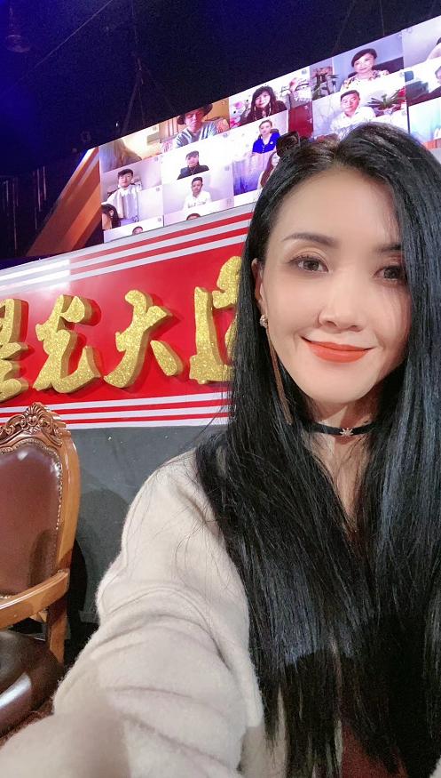 王蓉签约白小白