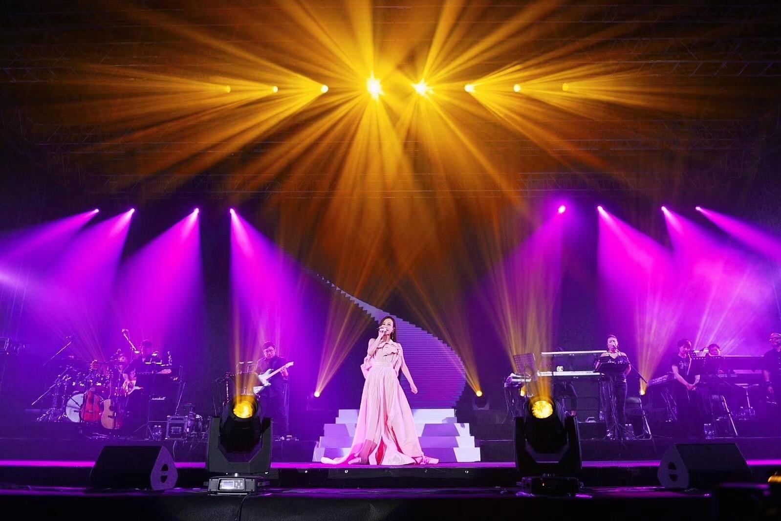 彭佳慧演唱会 彭佳慧演唱会钟汉良献花 彭佳慧演唱会 彭佳慧演唱会钟汉良献花