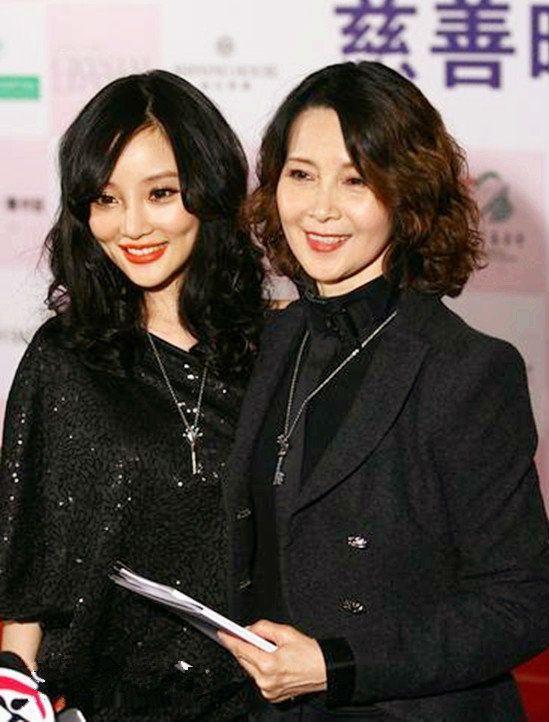 李小璐妈妈 李小璐妈妈饰演桃春的时候几何岁 李小璐妈妈 李小璐妈妈饰演桃春的时候几何岁