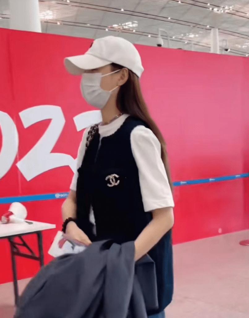 沈梦辰机场给粉丝补发喜糖 沈梦辰机场给粉丝补发喜糖是真的吗 沈梦辰机场给粉丝补发喜糖 沈梦辰机场给粉丝补发喜糖是真的吗
