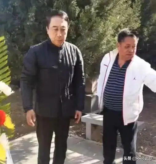 关于冯巩为恩师马季扫墓的信息