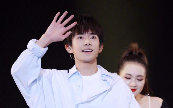 杨幂买了易烊千玺第一次 杨幂和易烊千玺事件是真的吗 杨幂买了易烊千玺第一次 杨幂和易烊千玺事件是真的吗