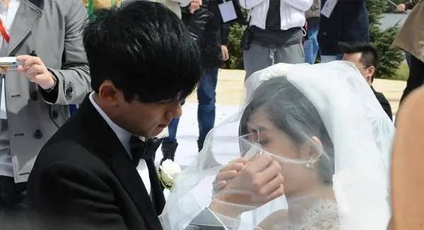 谢娜掐多多 谢娜掐多多脖子 黄磊的反应 