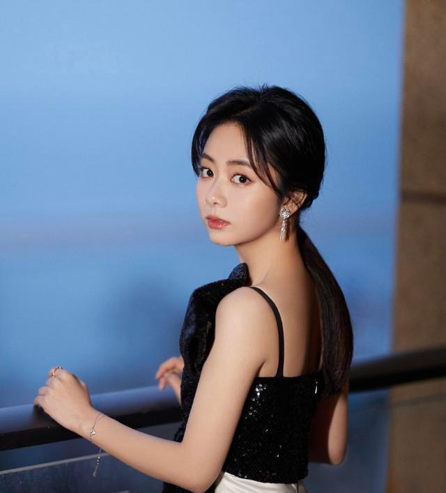 谭松韵谁还不是集体面人 谭松韵谁还不是集体面人呢 谭松韵谁还不是集体面人 谭松韵谁还不是集体面人呢
