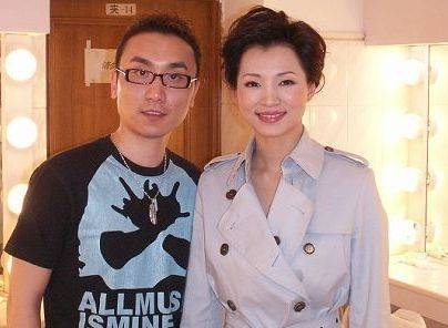 韩红管彤结婚接吻相片 韩红与管彤结婚两人已在美国领证