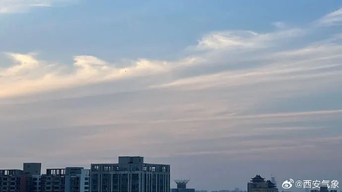 西安因暴雨被困劳斯莱斯车主:另有8辆 11月18日,西安一辆600万的劳斯莱斯停路边 西安因暴雨被困劳斯莱斯车主:另有8辆 11月18日,西安一辆600万的劳斯莱斯停路边