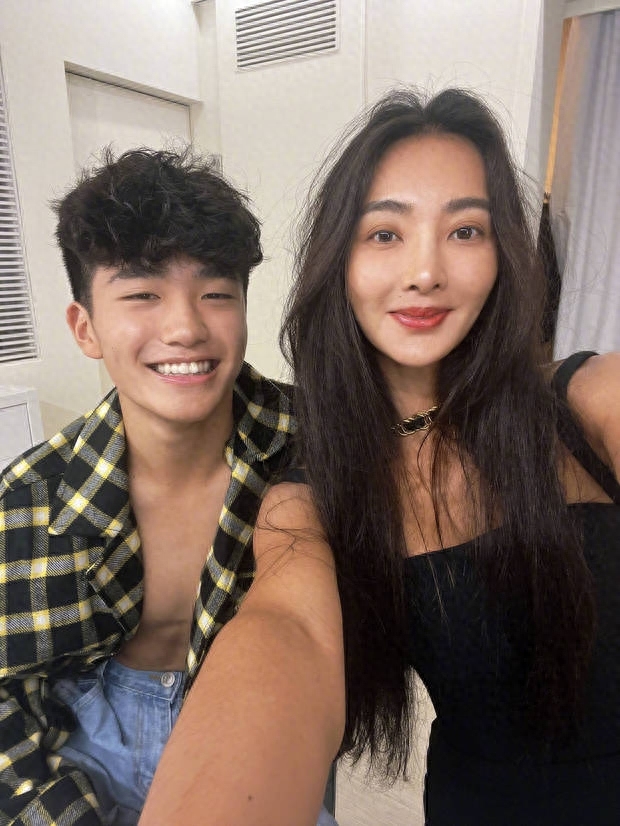 曹格老婆吴速玲发文 曹格向吴素玲求婚完整视频 