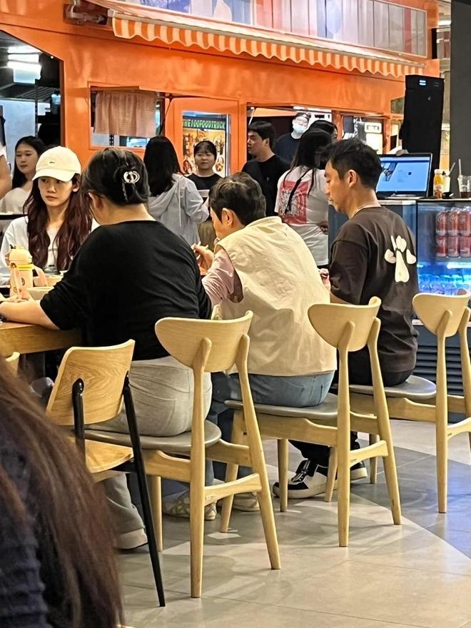 郑恺发布苗苗产女喜讯 郑恺回应与苗苗婚期 视频 郑恺发布苗苗产女喜讯 郑恺回应与苗苗婚期 视频