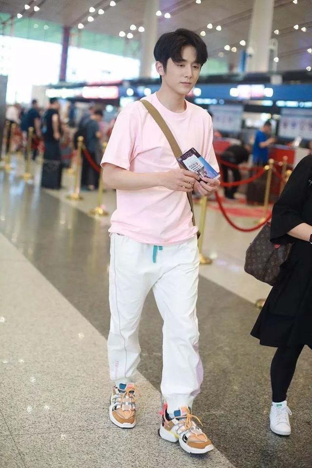 为什么男明星裆部老是平的 为什么男明星裆部老是平的照旧宽的 