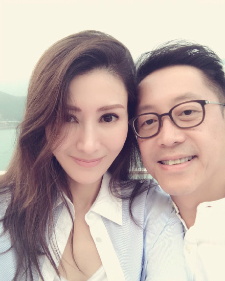 李嘉欣与老公合影 李嘉欣与老公现身马场 李嘉欣与老公合影 李嘉欣与老公现身马场