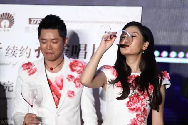 李静的老公 李静的老公多大了 