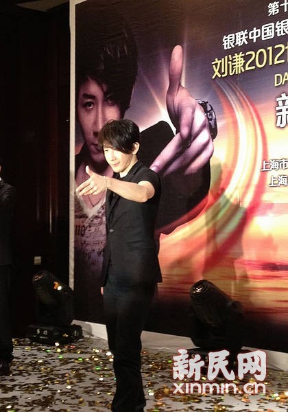 刘谦2012 刘谦2012央视春晚把戏 刘谦2012 刘谦2012央视春晚把戏