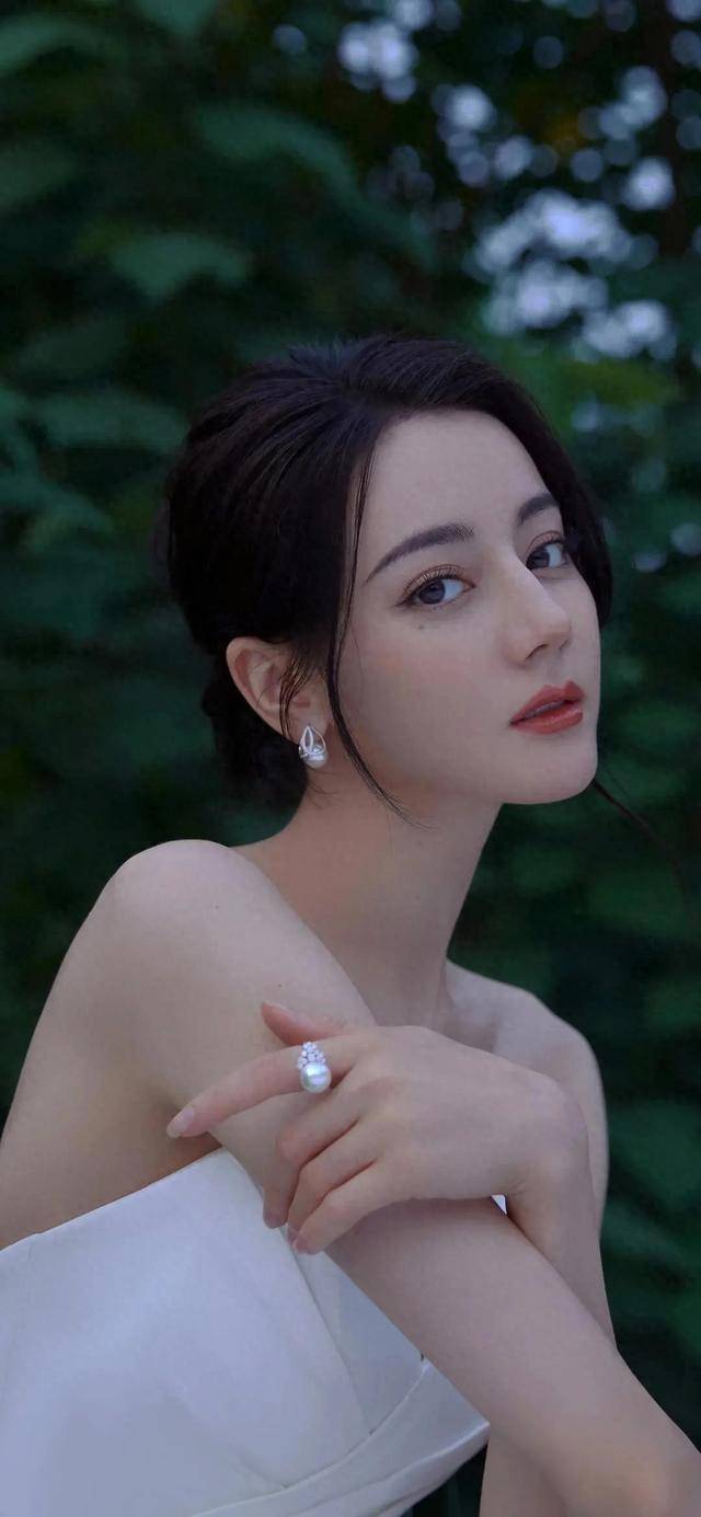 迪丽热巴胸口风光 迪丽热巴捂胸口原因