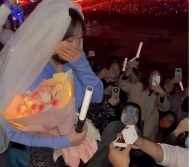 景甜看求婚现场破防 景甜接受采访